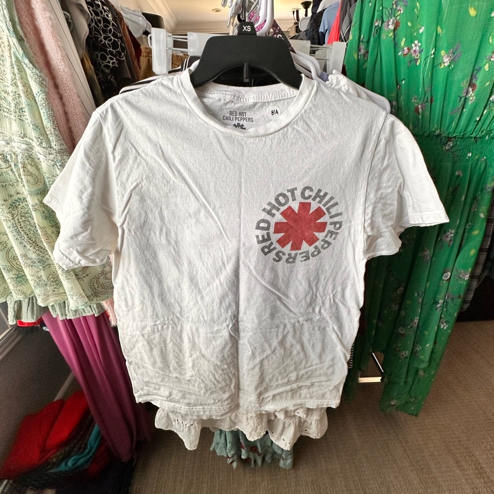 #57 Unisex Red Hot Chili Peppers t-shirt with a graphic design in Size M.